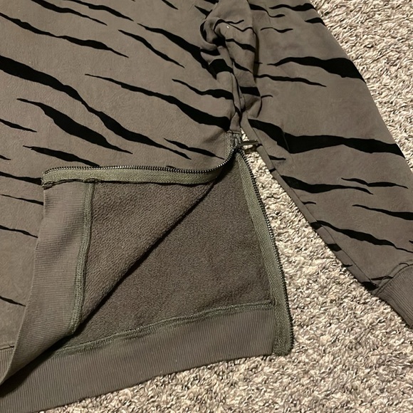 Rails Marlo Olive Flocked Tiger Print Sweatshirt Top Women’s S Textured Boho - Picture 4 of 16